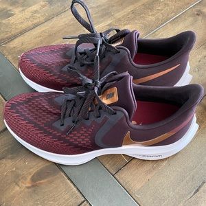 Nike Women's Zoom Winflo 6 Running Shoes 8.5